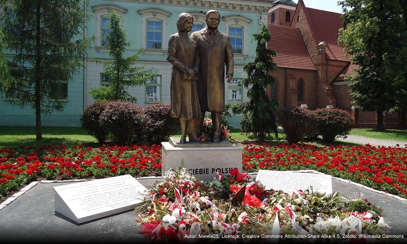 Pomnik Lecha i Marii Kaczyńskich w Radomiu